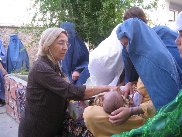 Bild aus 2009. N. Behmanesh behandelt ein krankes Baby